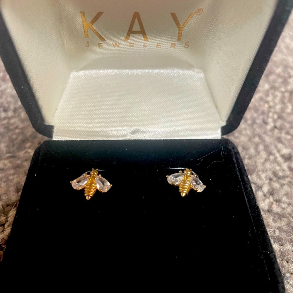 Very cute & dainty & sparkly bee earrings.
